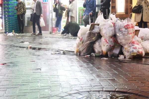 日本年号更换夜狂欢后，东京街头垃圾散乱一地