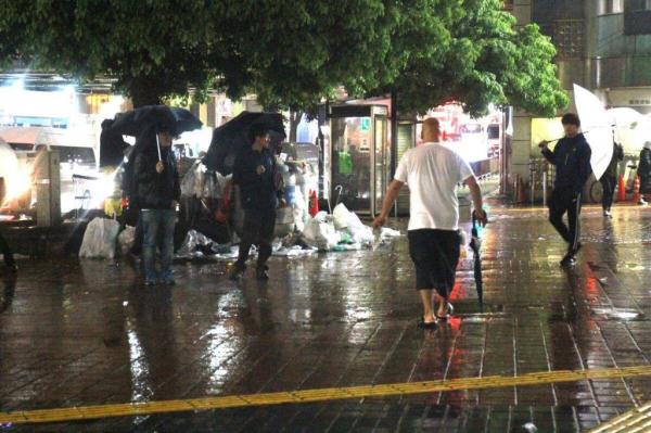 日本年号更换夜狂欢后，东京街头垃圾散乱一地