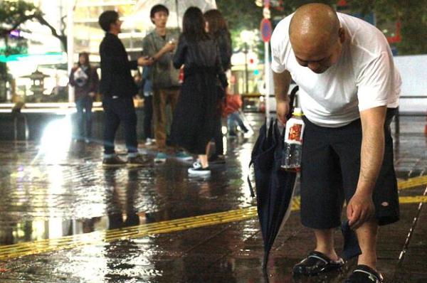 日本年号更换夜狂欢后，东京街头垃圾散乱一地